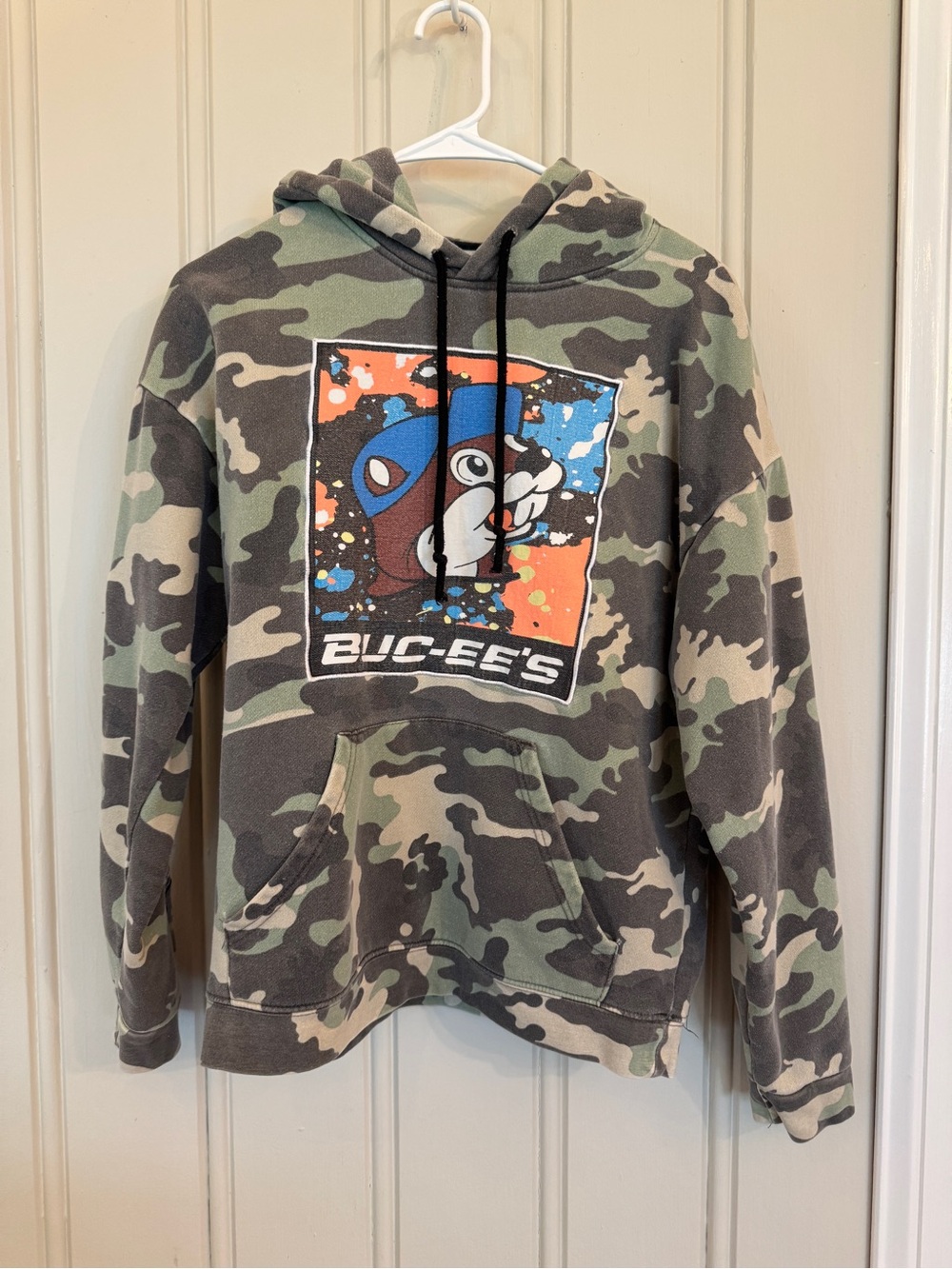 Buc-ees camo sweatshirt hoodie beaver, side sleeve patches bucee beaver front